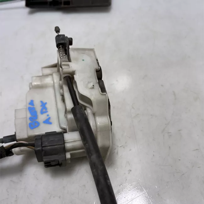 Serratura porta anteriore destra