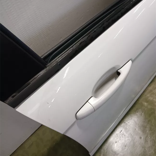 Porta anteriore destra