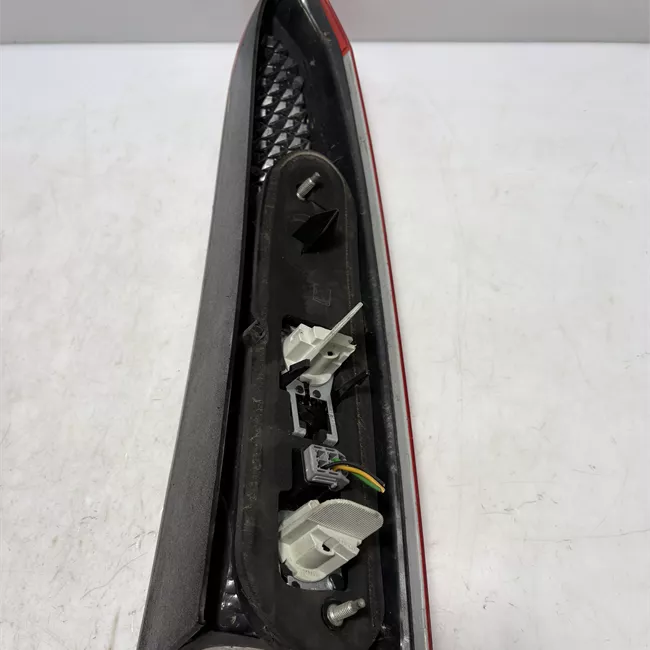 Fanale posteriore parte superiore sinistro