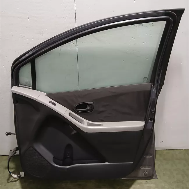 Porta anteriore destra