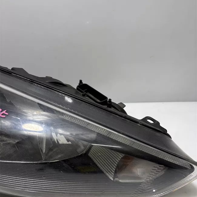 Proiettore destro con cornice nera