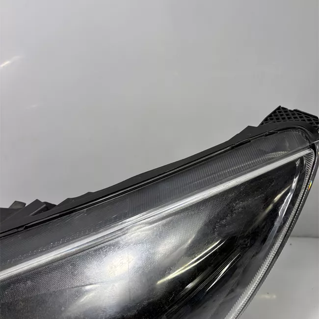 Proiettore sinistro con cornice nera