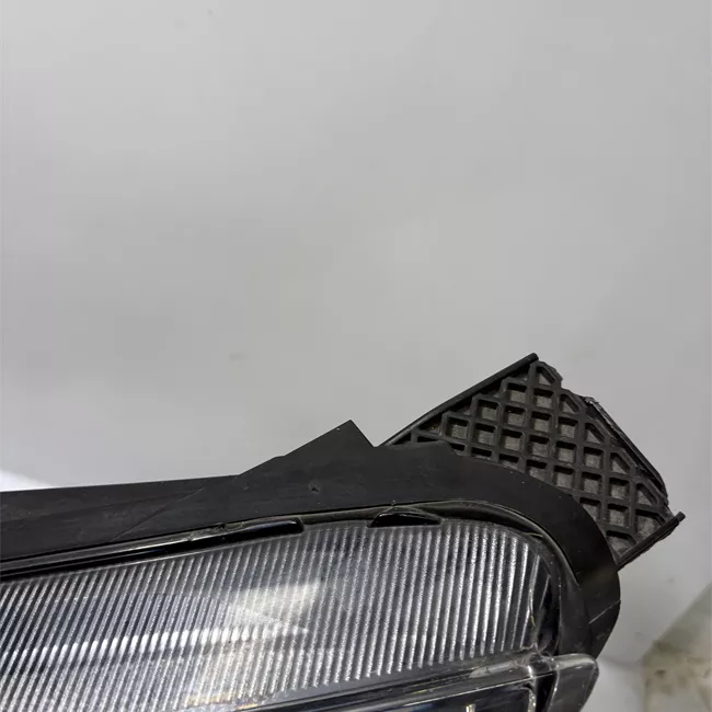 Proiettore sinistro con cornice nera