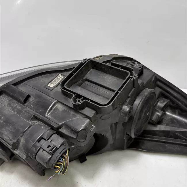 Proiettore sinistro con cornice nera