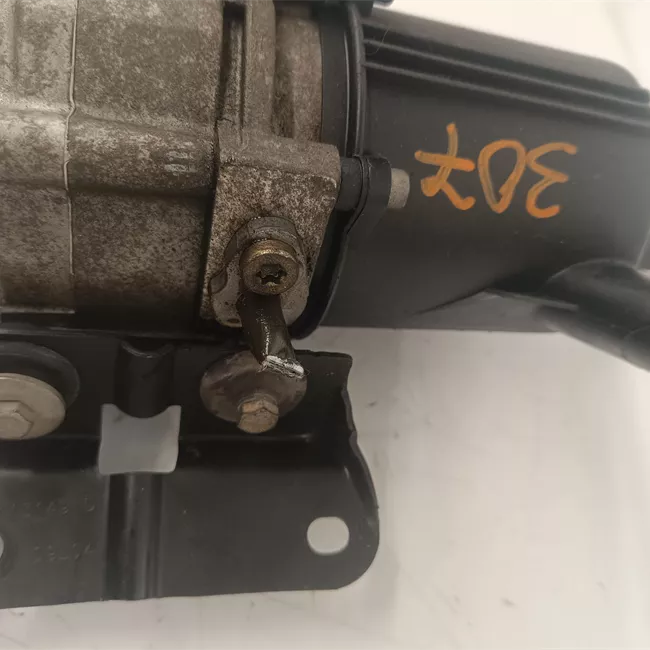 Pompa servosterzo con serbatoio