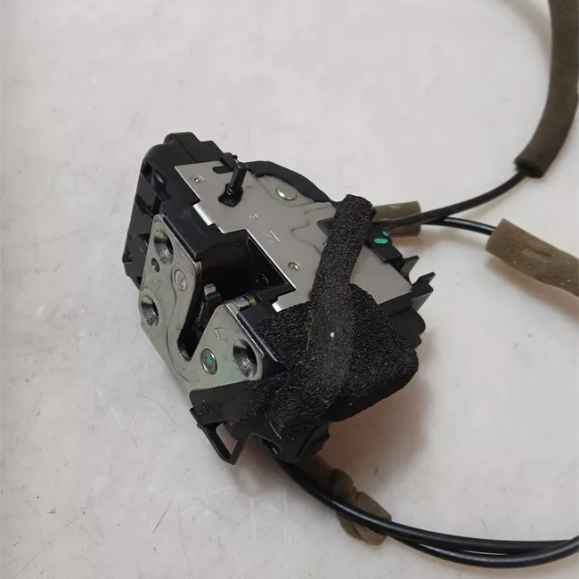 Serratura porta posteriore destra con bloccaggio elettromagnetico