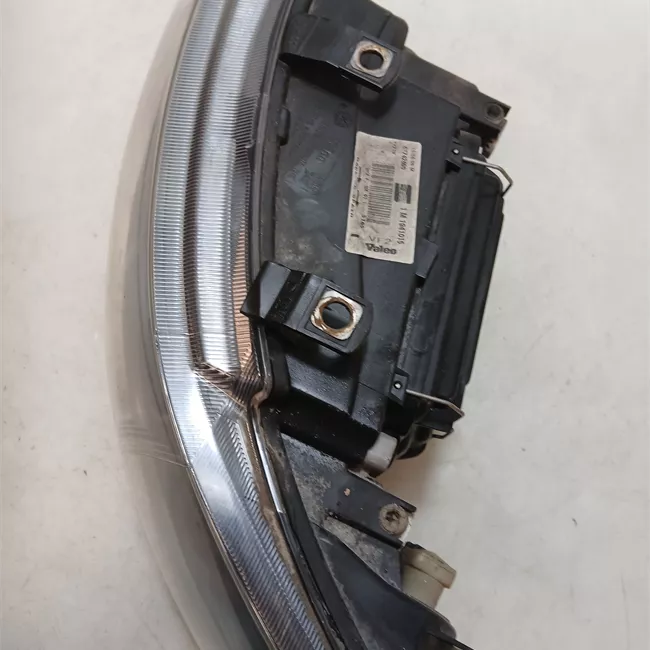 Proiettore con regolatore altezza sinistro