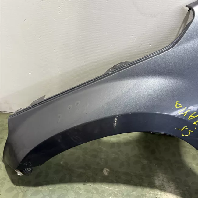 Parafango anteriore sinistro con fanalino laterale