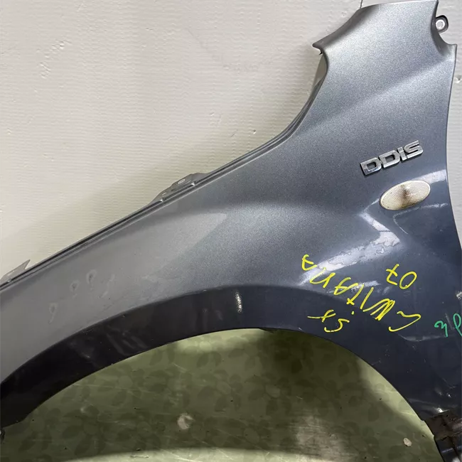 Parafango anteriore sinistro con fanalino laterale