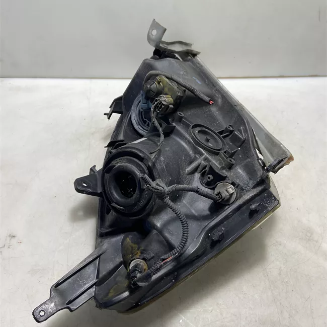 Proiettore con regolatore altezza sinistro