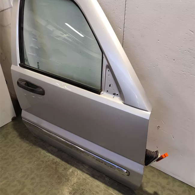 Porta anteriore destra