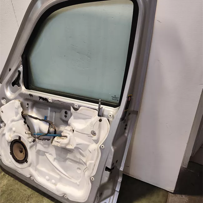 Porta anteriore destra