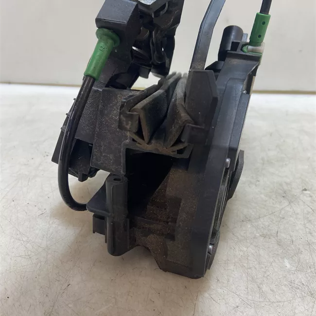 Serratura porta posteriore sinistra con sistema di chiusura centrale