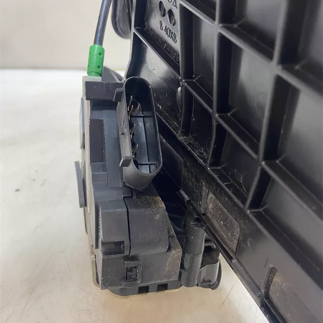 Serratura porta posteriore sinistra con sistema di chiusura centrale