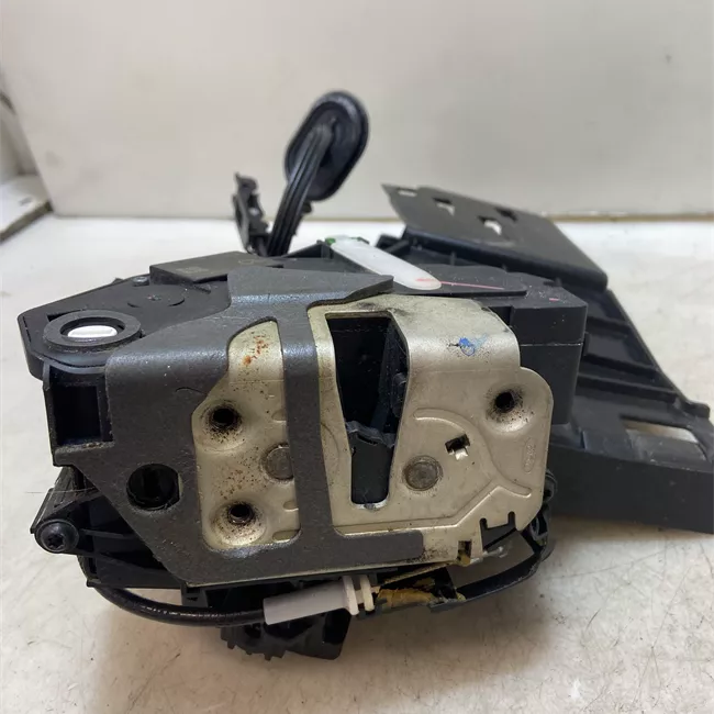 Serratura porta posteriore sinistra con sistema di chiusura centrale