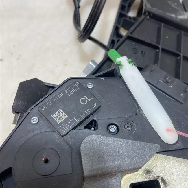 Serratura porta posteriore sinistra con sistema di chiusura centrale