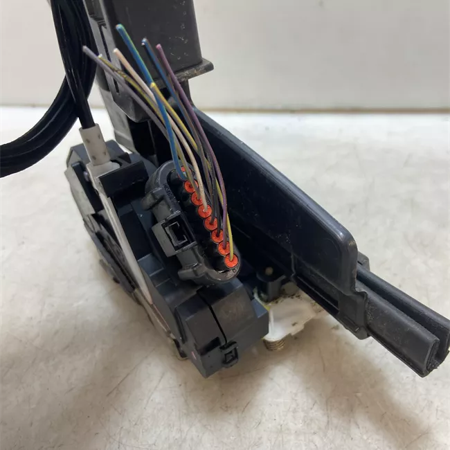 Serratura porta anteriore sinistra