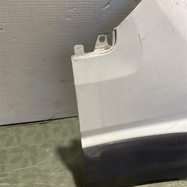 Parafango anteriore destro con fori per modanatura