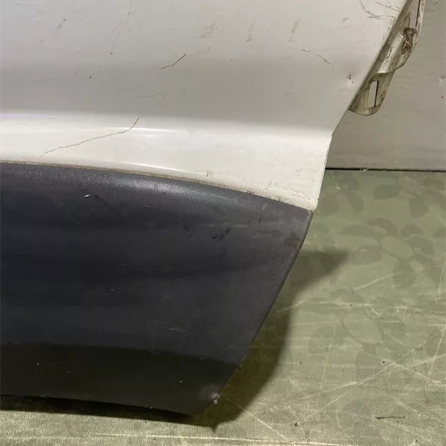 Parafango anteriore destro con fori per modanatura