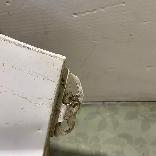 Parafango anteriore destro con fori per modanatura