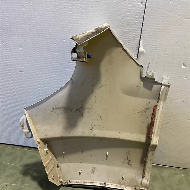 Parafango anteriore destro con fori per modanatura