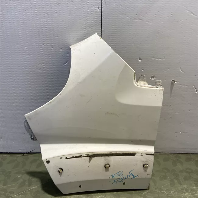 Parafango anteriore sinistro con fori per modanatura