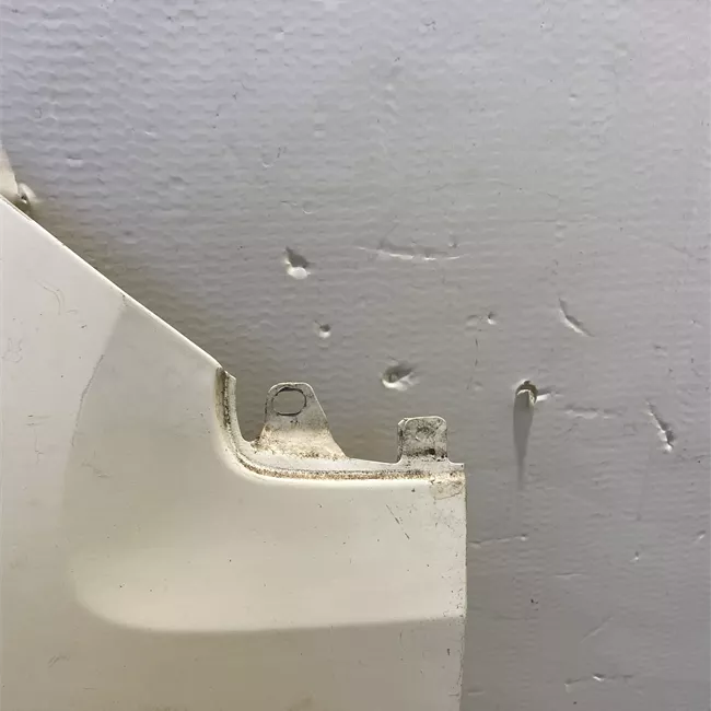 Parafango anteriore sinistro con fori per modanatura