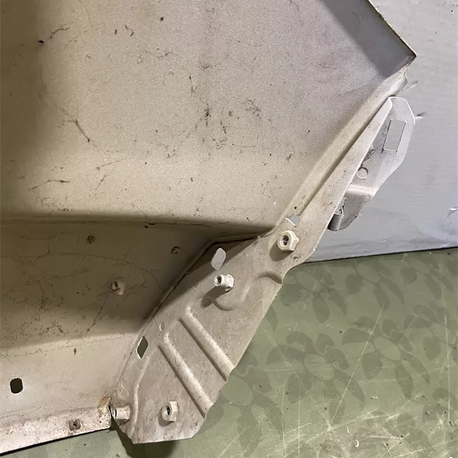 Parafango anteriore sinistro con fori per modanatura