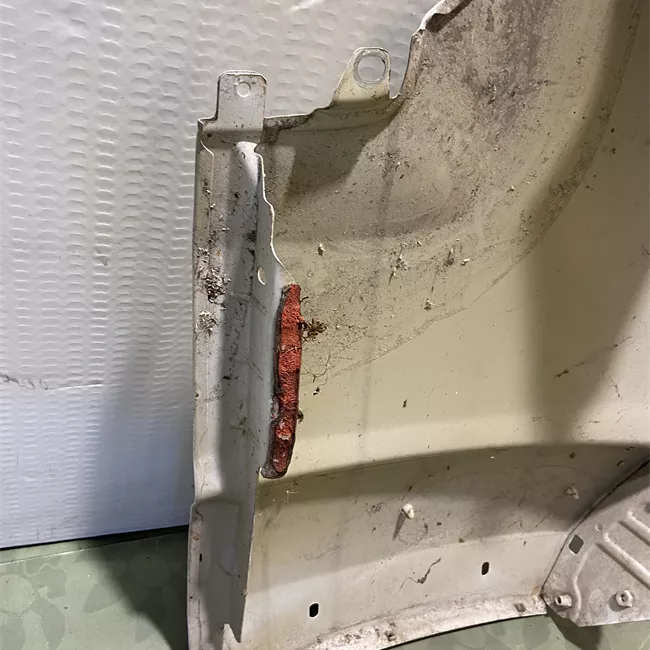 Parafango anteriore sinistro con fori per modanatura