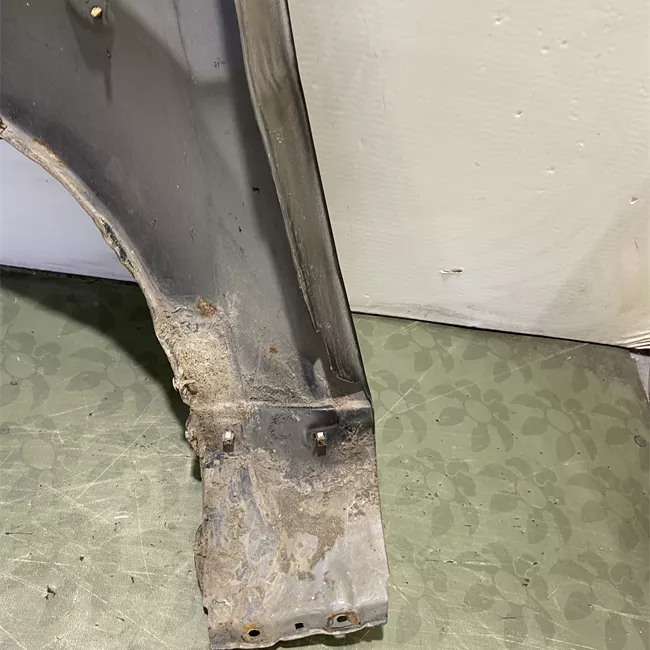 Parafango anteriore destro con guarnizione