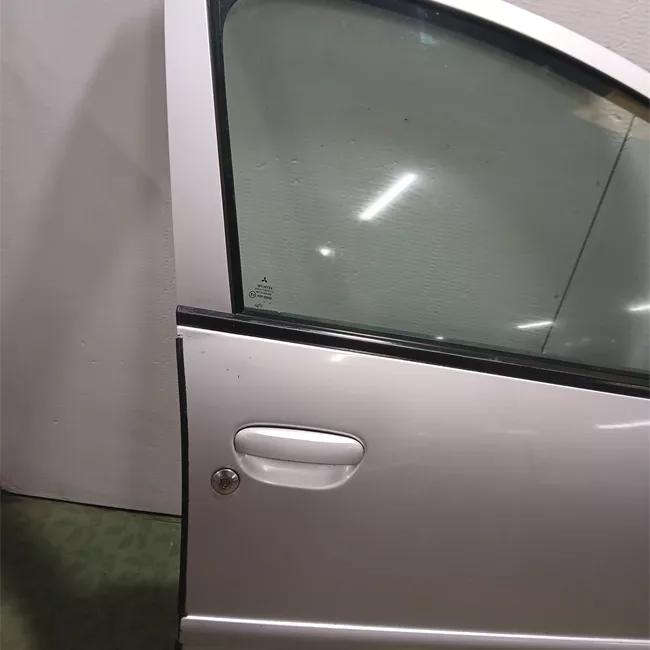 Porta anteriore destra