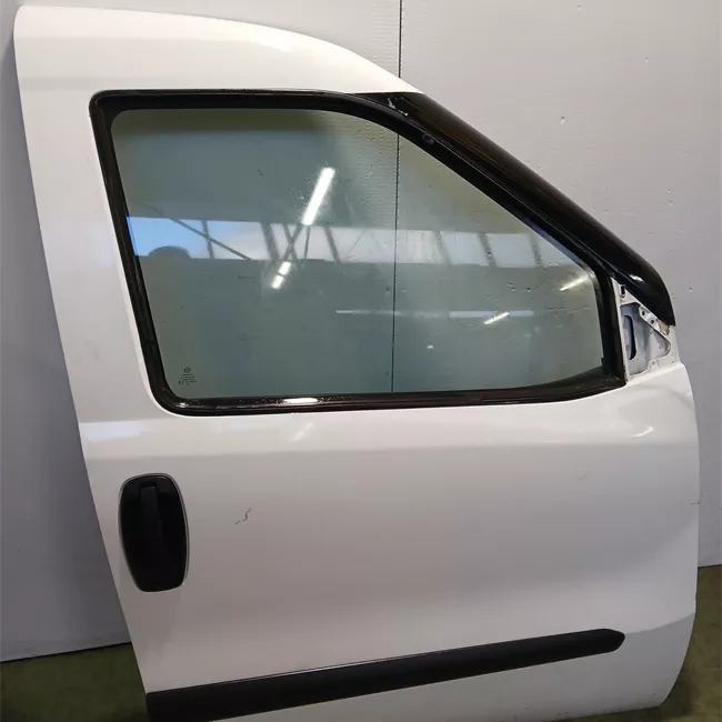 Porta anteriore destra