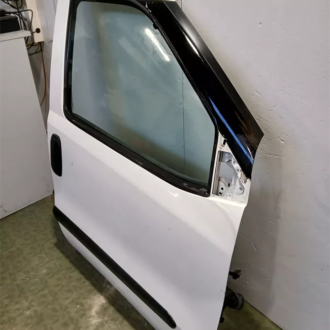 Porta anteriore destra