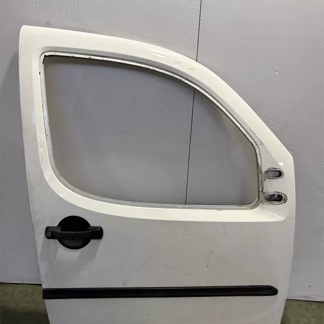 Porta anteriore destra