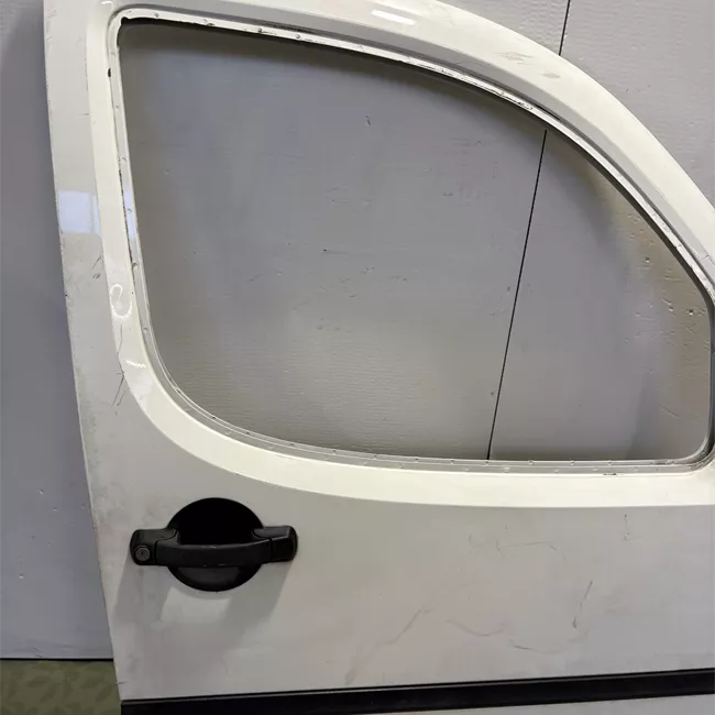 Porta anteriore destra