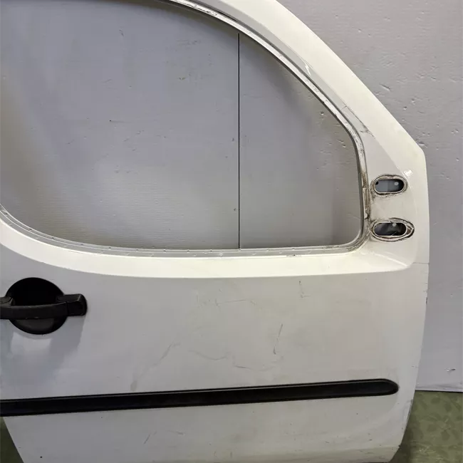 Porta anteriore destra