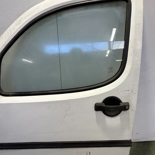 Porta anteriore sinistra