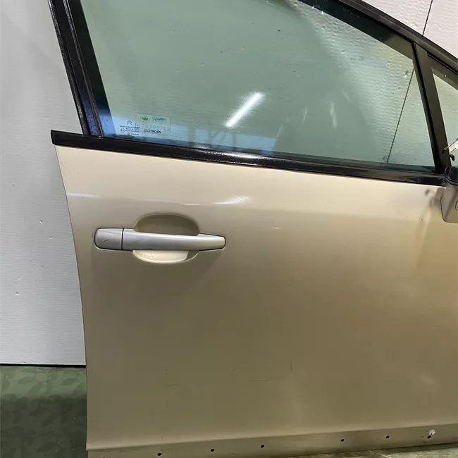 Porta anteriore destra