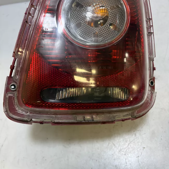 Fanale posteriore destro con indicatiore direzione bianco