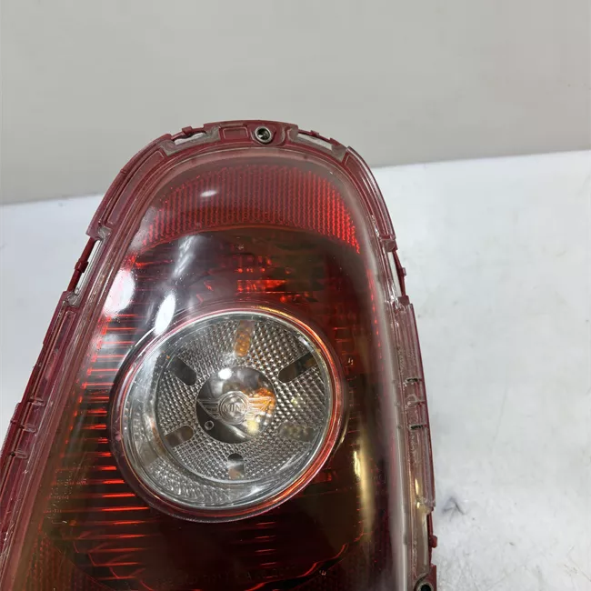 Fanale posteriore destro con indicatiore direzione bianco