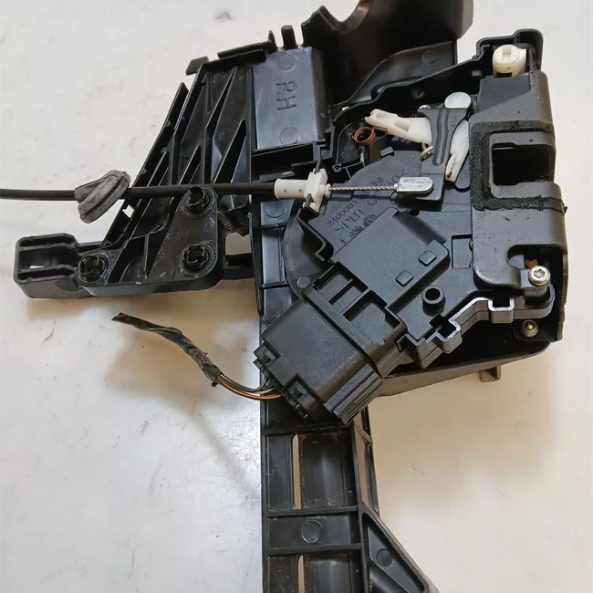 Serratura porta posteriore destra con sistema chiusura centrale