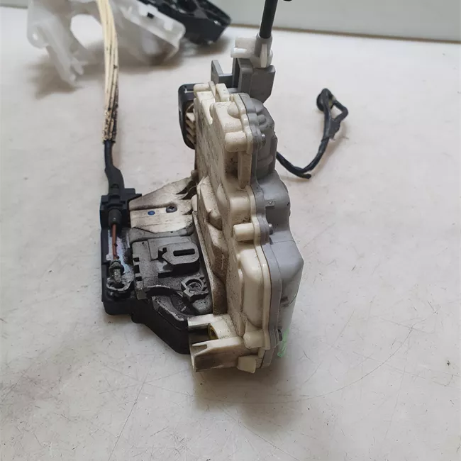 Serratura porta anteriore sinistra con dispositivo Safe