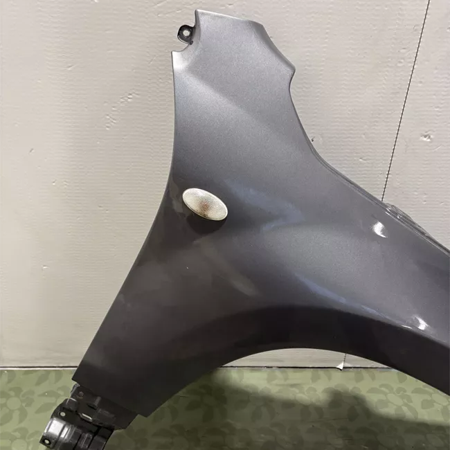 Parafango anteriore destro con fanalino laterale