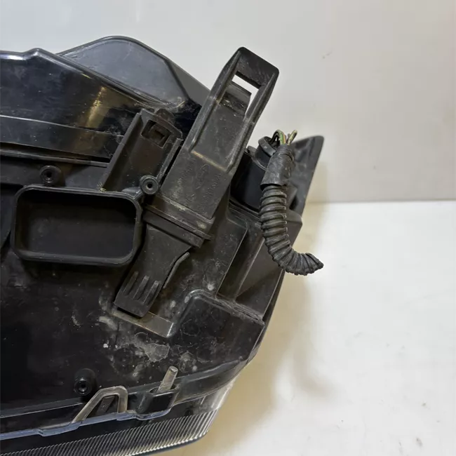 Proiettore destro con cornice finitura nera