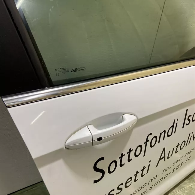 Porta anteriore destra