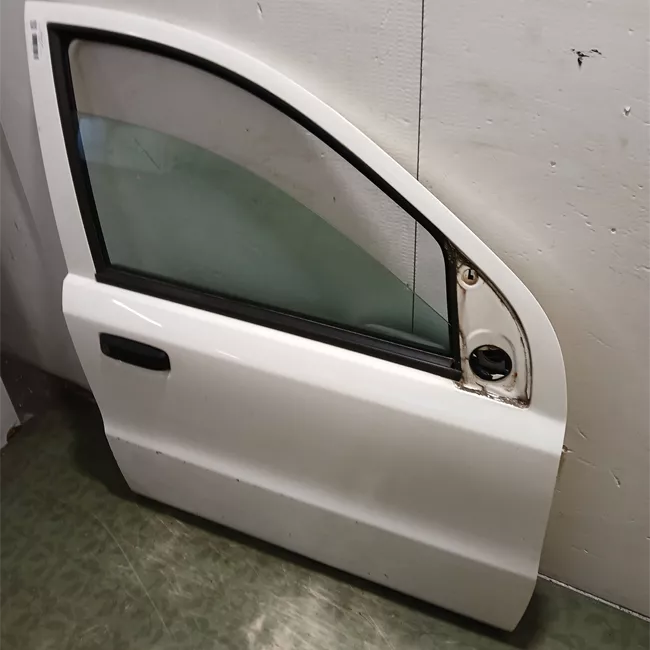 Porta anteriore destra