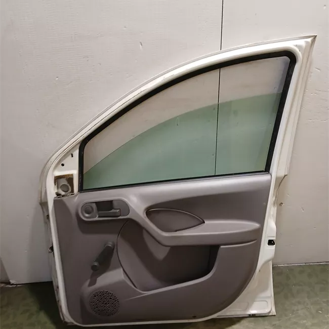 Porta anteriore destra