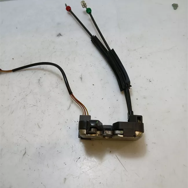 Serratura portello posteriore con sgancio posteriore telecomandato