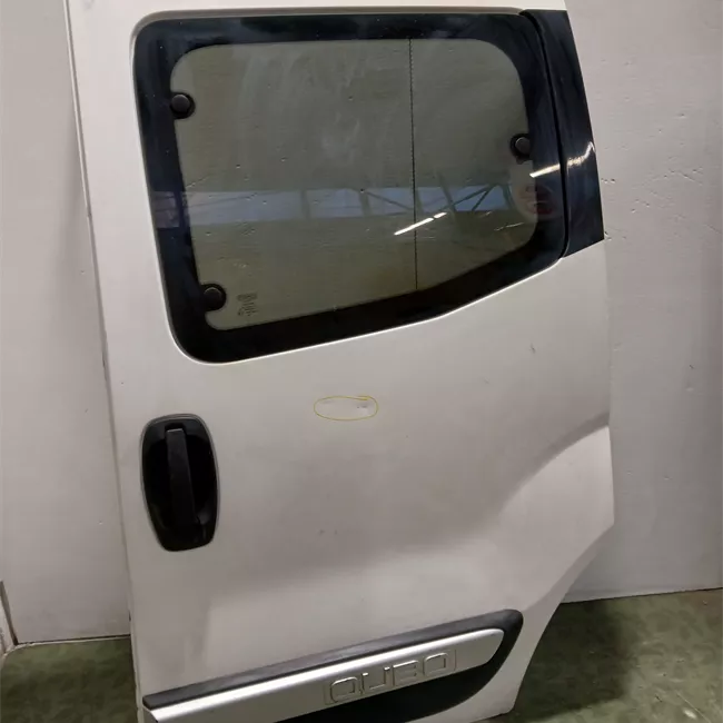 Porta posteriore sinistra con allestimento Trekking