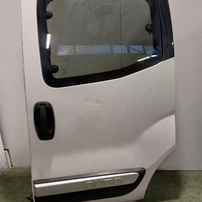 Porta posteriore sinistra con allestimento Trekking